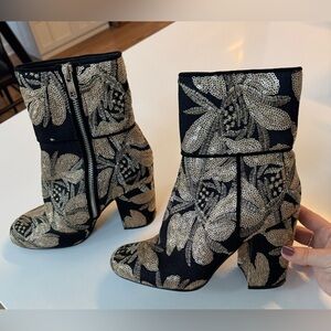 Steve Madden- Goldie Black and Gold Women's Ankle Boots (Almost NEW)